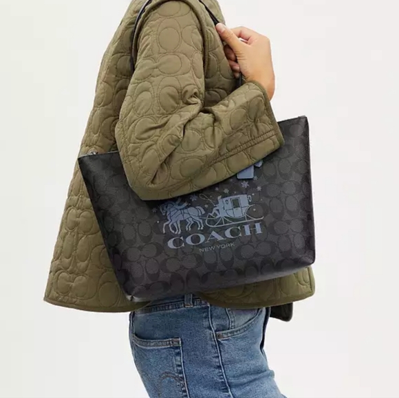 COACH shoulder bag w/ Horse & Carriage - Picture 8 of 15
